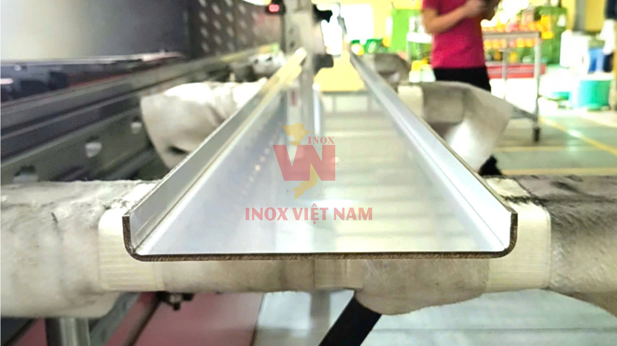 Xà gồ inox hình chữ U chấn tại Inox Việt Nam