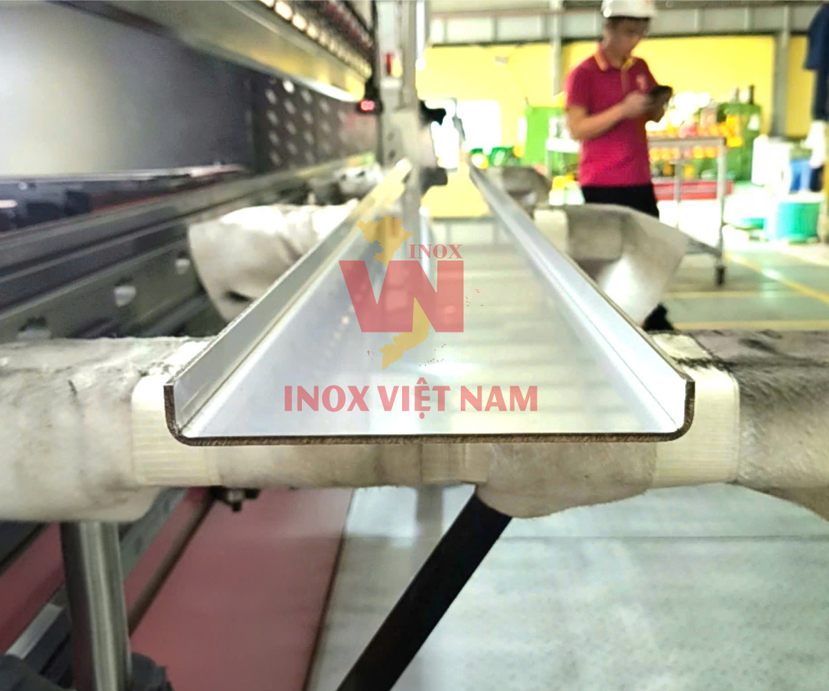 Xà gồ inox hình chữ U chấn tại Inox Việt Nam