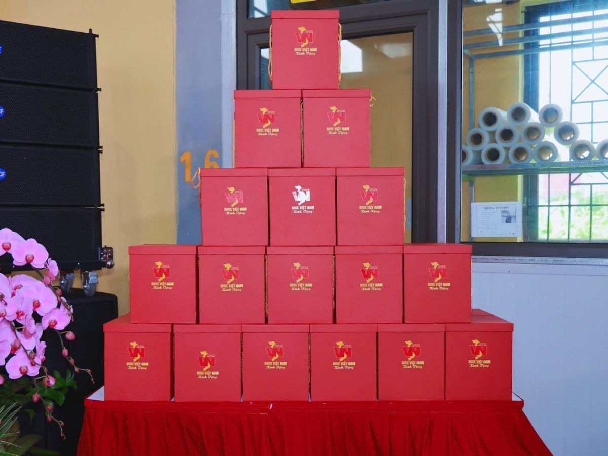 Hộp quà tháp Logo Inox Việt Nam