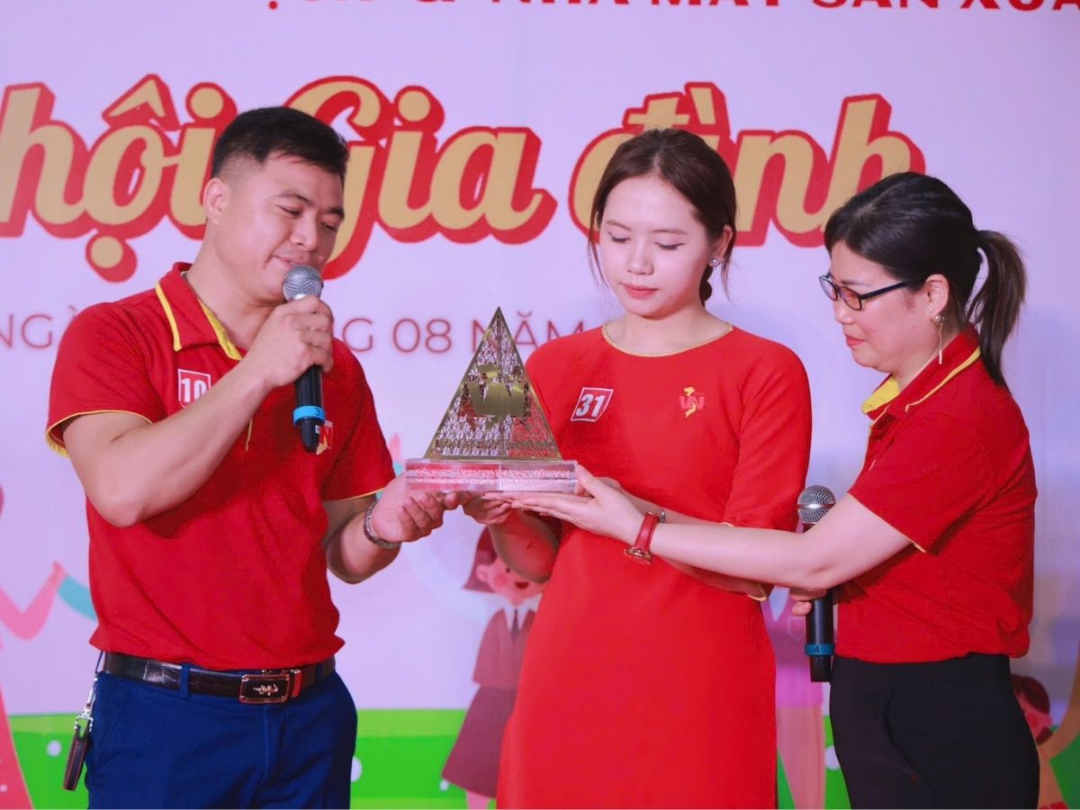 Tháp Logo được trao tặng tại Ngày hội Gia đình của Inox Việt Nam